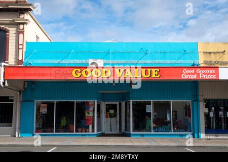 „Good Value“-Schild über dem Geschäft, High Street, Dannevirke, Tararua Distirct, North Island, Neuseeland Stockfoto