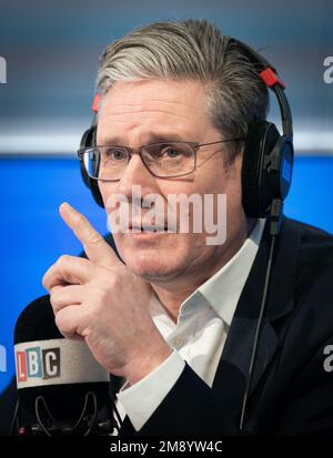 Der Labour Party-Führer Sir Keir Starmer nimmt an Call Keir Teil, seinem regelmäßigen Telefongespräch auf der LBC's Nick Ferrari at Breakfast Show, wo er Anrufe von LBC-Zuhörern aus ganz Großbritannien in den Global Studios in London entgegennimmt. Foto: Montag, 16. Januar 2023. Sehen Sie sich die Geschichte der PA STARMER an. Das Foto sollte lauten: Stefan Rousseau/PA Wire Stockfoto