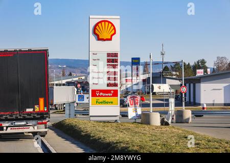 Extrem hohe Benzinpreise an einer Tankstelle aufgrund von Inflation und Krieg am 8. März 2022 in Bayern Himmelkron, Deutschland Stockfoto