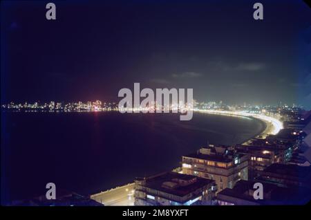 Der Marine Drive ist auch als die Halskette der Königin bekannt, da die Straßenlichter bei Nacht von einem erhöhten Punkt entlang der Straße aus gesehen werden und einer Kette aus Perlen ähneln. Der offizielle Name für diese Straße ist Netaji Subhash Chandra Bose Road, obwohl sie nur selten verwendet wird. Bayside Walkway, benannt nach dem Effekt seiner Nachtlichter Stockfoto