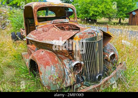 Ein heruntergekommener 1934 Ford Tieflader auf einem Schrottplatz in Idaho, USA Stockfoto