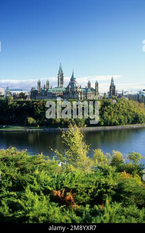 Kanada, Ottawa, Parlamentshügel vom Major's Hill Park auf der anderen Seite des Ottawa River aus gesehen. Stockfoto