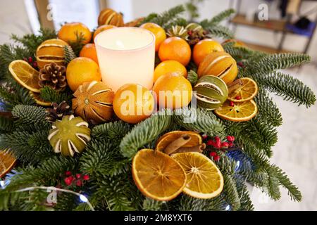 Weihnachtsbaumkranz mit weißen Kerzen Stockfoto