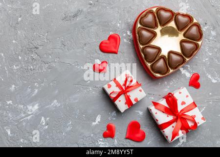 Köstliche Schokoladenpralinen in der Schachtel zum Valentinstag. Herzförmig mit Geschenkschachtel mit Pralinen Draufsicht mit Kopierraum. Stockfoto