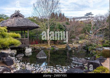 Himeji, Japan - 6. Januar 2020. Außenaufnahme eines japanischen Gartens in der Nähe des Schlosses Himeji. Himeji Schloss in einem der letzten verbliebenen authentischen Schlösser in Japan und eine beliebte Touristenattraktion. Stockfoto