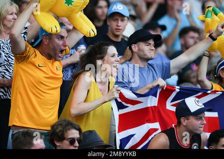 Melbourne, Australien. 16. Januar 2023. Australische Fans während des Spiels der 1. Runde zwischen John Millman aus Australien und Marc-Andrea Hustler aus der Schweiz Tag 1 auf dem Australian Open Tennis 2023 am Court 3 in Melbourne, Australien am 16. Januar 2023. Foto von Peter Dovgan. Nur redaktionelle Verwendung, Lizenz für kommerzielle Verwendung erforderlich. Keine Verwendung bei Wetten, Spielen oder Veröffentlichungen von Clubs/Ligen/Spielern. Kredit: UK Sports Pics Ltd/Alamy Live News Stockfoto