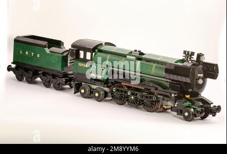 deutschland januar 2023: Ein wunderschöner Zug von lego. Der Lego Emerald Express ist eine wunderschöne Lokomotive mit viel Liebe zum Detail. Stockfoto