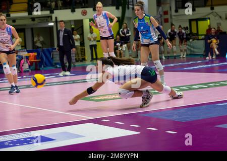 Rebecca PIVA (Casalmaggiore) zur Verteidigung während des 15. Tages der Serie A1 Frauen zwischen Vero Volley Milano und Trasportipesanti Casalmaggiore Stockfoto