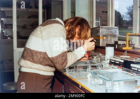 Wissenschaftler, der in einem Labor für Biochemie arbeitet und DNA-Proben auf ein Agarosegel lädt, Archivfoto aus etwa 1984, England, Großbritannien Stockfoto