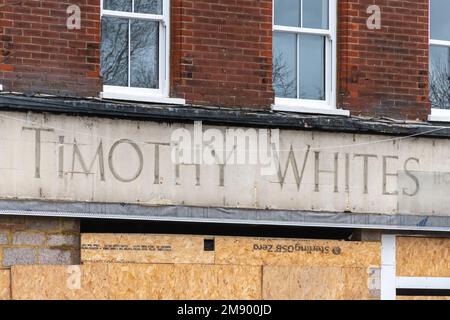 Ehemaliger Timothy Whites Haushaltswarenladen, altes Ladenschild während der Renovierung entdeckt, Farnborough, Hampshire, England, Großbritannien Stockfoto