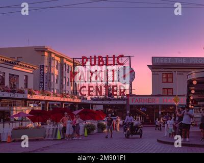 Öffentliches Marktzentrum während eines wunderschönen Sonnenuntergangs Stockfoto