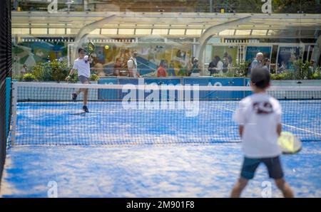 Sydney, Australien. 16. Januar 2023. Kinder spielen Tennis im Melbourne Park während des Australian Open Tennisturnier 2013 in Melbourne, Australien, am 16. Januar 2023. Kredit: Bai Xuefei/Xinhua/Alamy Live News Stockfoto