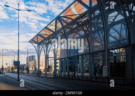 Die Straßenbahnhaltestelle Unicorn im Zentrum von Lodz, Polen. Stockfoto