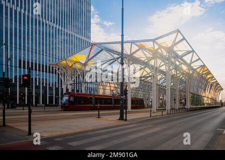 Die Straßenbahnhaltestelle Unicorn im Zentrum von Lodz, Polen. Stockfoto