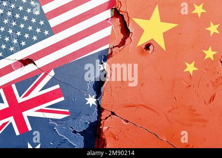 US (Vereinigte Staaten), Australien, China Nationalflagge isoliert auf gebrochenem Hintergrund, Konzept internationaler politischer Konflikte Stockfoto