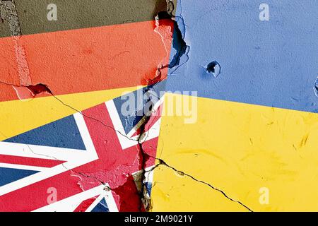Deutschland, Großbritannien (Großbritannien), Ukraine Nationalflagge isoliert auf zerbrochenem Hintergrund, Konzept internationaler politischer Konflikte Stockfoto