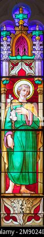 ANNECY, FRANKREICH - 10. JULI 2022: The St. Joseph auf dem Buntglas der Kirche Eglise Saint Maurice von Claudius Lavergne aus dem Jahre 19. Cent. Stockfoto