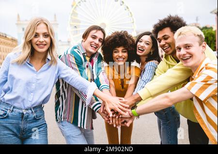 Multirassische junge Menschen treffen sich und treffen sich - Gruppe von Freunden mit gemischten Rassen, die Spaß im Freien in der Stadt haben - Freundschaft und Lif Stockfoto