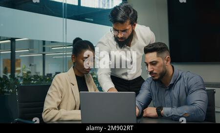 Arabian Indian Leader Business Coach Mentor Business Business Manager CEO man Corporate Trainer Boss unterrichtet verschiedene Praktikanten Manager Afroamerikaner Stockfoto