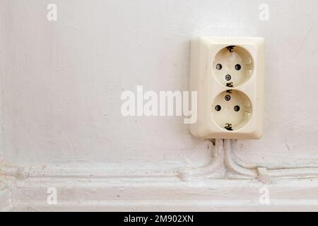 Alte europäische Steckdose mit Wandkabeln, selektiver Fokus Stockfoto