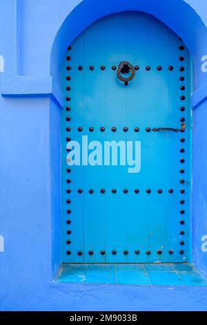 Türöffnungen in der wunderschönen Stadt Chefchaouen in Marokko. Auch bekannt als Chaouen oder die Blaue Perle, die Blaue Stadt oder شفشاون الجوهرة الزرقاء . Stockfoto