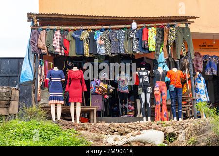 Straßenverkauf Bekleidungsgeschäft in der Main Street einer kleinen Stadt im Südwesten Ugandas. Stockfoto