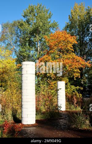 Zwei weiße Säulen rauchen mitten im sonnigen Herbsttag auf Vallisaari, Helsinki, Finnland Stockfoto