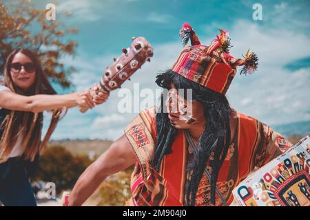 Darstellung des gekleideten Inka-Kriegers und mit Schlacht, Prähispanik-Kämpfen mit einem Touristen in Peru Stockfoto