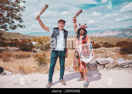 Darstellung des gekleideten Inka-Kriegers und mit Schlacht, Prähispanik-Kämpfen mit einem Touristen in Peru Stockfoto