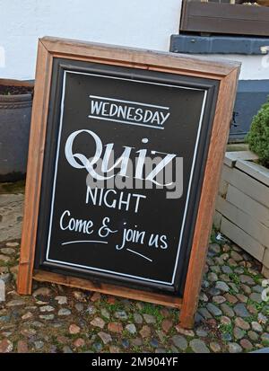 Mittwoch Quiz Nacht A-Board Schild, in einem lokalen Pub, kommen Sie und kommen Sie zu uns! Stockfoto