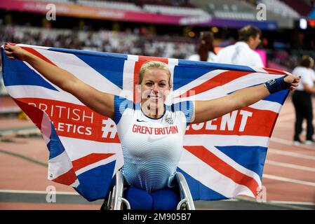 Hannah Cockroft, Rollstuhlsportlerin, nachdem sie bei den World para Athletics Championships 2017 in London Gold T34 400m gewonnen hatte. Mit Gewerkschaftsflagge feiern. Stockfoto