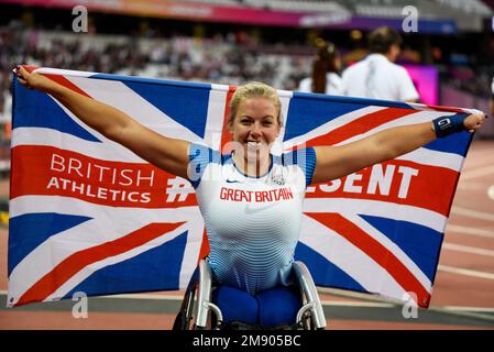 Hannah Cockroft, Rollstuhlsportlerin, nachdem sie bei den World para Athletics Championships 2017 in London Gold T34 400m gewonnen hatte. Mit Gewerkschaftsflagge feiern. Stockfoto