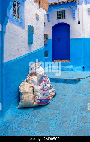 Mehlsäcke in der Stadt Chefchaouen in Marokko. Auch bekannt als Chaouen oder die Blaue Perle, die Blaue Stadt oder شفشاون الجوهرة الزرقاء . Stockfoto