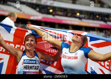 Georgie Hermitage und Hannah Cockroft feiern ihre Goldmedaillengewinne mit einer Gewerkschaftsflagge bei den World para Athletics Championships 2017 in London, Großbritannien Stockfoto