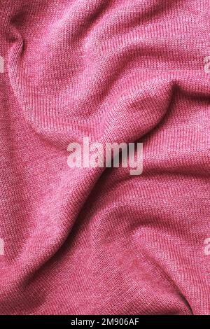 burgunderrot Viva Magenta Faltenmuster Plüschgewebe Hintergrundstruktur, weiches Materialmuster. Stockfoto