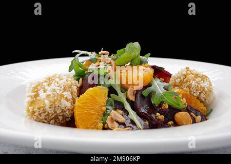 Salat mit Rüben, Käse, Orangen-Rucola und Nüssen Stockfoto