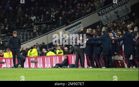 London, Großbritannien. 15. Januar 2023. Arsenal Coaching-Mitarbeiter feiern ihren Sieg als Antonio Conte, Manager/Cheftrainer von Tottenham Hotspur (l), sieht dejected aus. Premier League-Spiel Tottenham Hotspur gegen Arsenal im Tottenham Hotspur Stadium in London am Sonntag, den 15. Januar 2023. Dieses Bild darf nur zu redaktionellen Zwecken verwendet werden. Nur redaktionelle Verwendung, Lizenz für kommerzielle Verwendung erforderlich. Keine Verwendung bei Wetten, Spielen oder Veröffentlichungen von Clubs/Ligen/Spielern. Bild von Sandra Mailer/Andrew Orchard Sportfotografie/Alamy Live News Credit: Andrew Orchard Sportfotografie/Alamy Live News Stockfoto