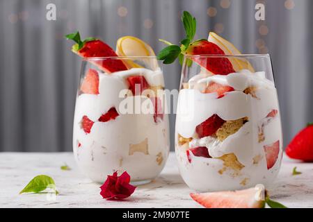 Süßes Dessert in Glas mit Keksen, Beerenobst und Schlagsahne. Stockfoto