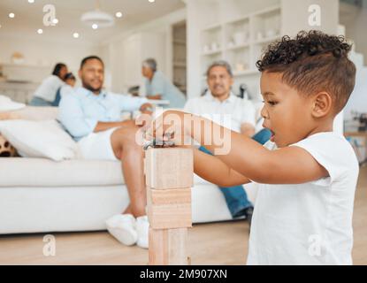 Eine Familie zu sein, bedeutet, dass du Teil von etwas bist. Ein junger Mann und sein Vater verbringen Zeit mit seinem Sohn. Stockfoto