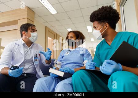 der professor Doktor berät und diskutiert mit dem internen Studententeam für die Operationsplanung und Patientenbehandlung in der medizinischen Schule des Krankenhauses. healthcar Stockfoto