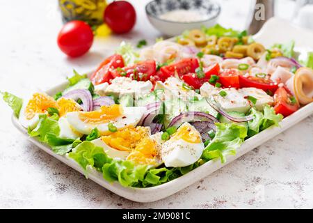 Gesunder cobb-Salat mit Schinken, Gurken, Tomaten, Oliven, Fetakäse und Eiern. Ketogenes Mittagessen. Stockfoto