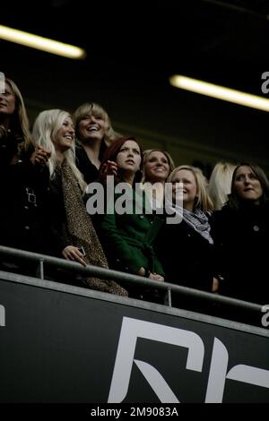 CHARLOTTE CHURCH, WALES RUGBY MATCH, 2008: Wales gegen Italien im Millennium Stadium in Cardiff am 23. Februar 2008. Foto: ROB WATKINS 2007 Pictured: Die 22-jährige Charlotte Church unterstützt ihren Freund Gavin Henson unter den anderen walisischen Rugby Wags in der Menge. Wales gewann in dieser Saison den Grand Slam. Stockfoto