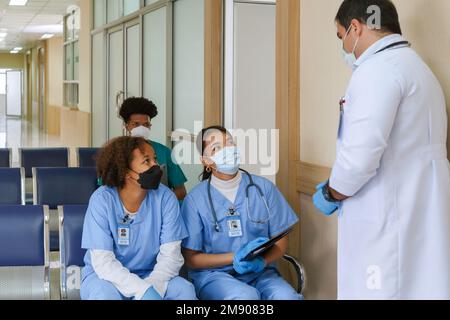 der professor Doktor berät und diskutiert mit dem internen Studententeam für die Operationsplanung und Patientenbehandlung in der medizinischen Schule des Krankenhauses. healthcar Stockfoto