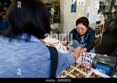 Tokio, Japan - 13. August 2022 : Japanische Seniorin, die frischen Matsutake-Pilz an den Kunden verkauft, um im Herbst im vegetab berühmte köstliche Gerichte zu kochen Stockfoto