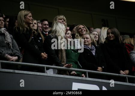 CHARLOTTE CHURCH, WALES RUGBY MATCH, 2008: Wales gegen Italien im Millennium Stadium in Cardiff am 23. Februar 2008. Foto: ROB WATKINS 2007 Pictured: Die 22-jährige Charlotte Church unterstützt ihren Freund Gavin Henson unter den anderen walisischen Rugby Wags in der Menge. Wales gewann in dieser Saison den Grand Slam. Stockfoto