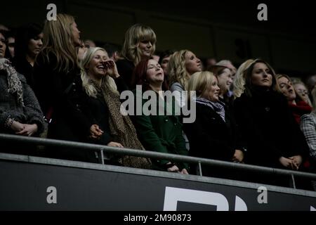 CHARLOTTE CHURCH, WALES RUGBY MATCH, 2008: Wales gegen Italien im Millennium Stadium in Cardiff am 23. Februar 2008. Foto: ROB WATKINS 2007 Pictured: Die 22-jährige Charlotte Church unterstützt ihren Freund Gavin Henson unter den anderen walisischen Rugby Wags in der Menge. Wales gewann in dieser Saison den Grand Slam. Stockfoto