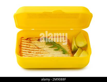 Gegrilltes Sandwich in gelber PlastikLunchbox isoliert auf Weiß Stockfoto