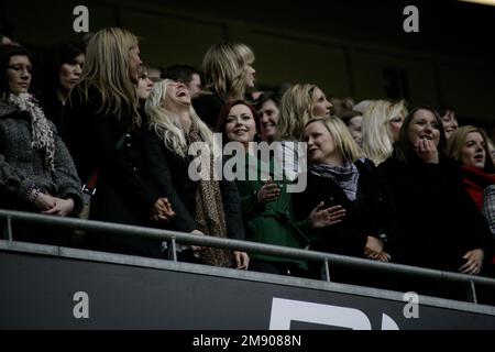 CHARLOTTE CHURCH, WALES RUGBY MATCH, 2008: Wales gegen Italien im Millennium Stadium in Cardiff am 23. Februar 2008. Foto: ROB WATKINS 2007 Pictured: Die 22-jährige Charlotte Church unterstützt ihren Freund Gavin Henson unter den anderen walisischen Rugby Wags in der Menge. Wales gewann in dieser Saison den Grand Slam. Stockfoto