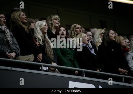 CHARLOTTE CHURCH, WALES RUGBY MATCH, 2008: Wales gegen Italien im Millennium Stadium in Cardiff am 23. Februar 2008. Foto: ROB WATKINS 2007 Pictured: Die 22-jährige Charlotte Church unterstützt ihren Freund Gavin Henson unter den anderen walisischen Rugby Wags in der Menge. Wales gewann in dieser Saison den Grand Slam. Stockfoto