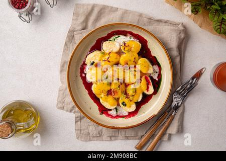 Faule Knödel mit Vanille und Kirschsoße Stockfoto